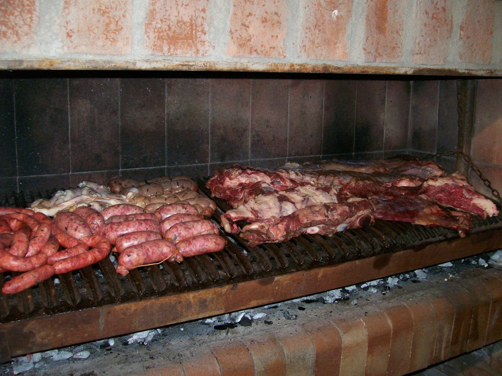 Asado argentino, con chorizos, salchicha parrillera, chinchulín, riñón, tira de asado y vacío.